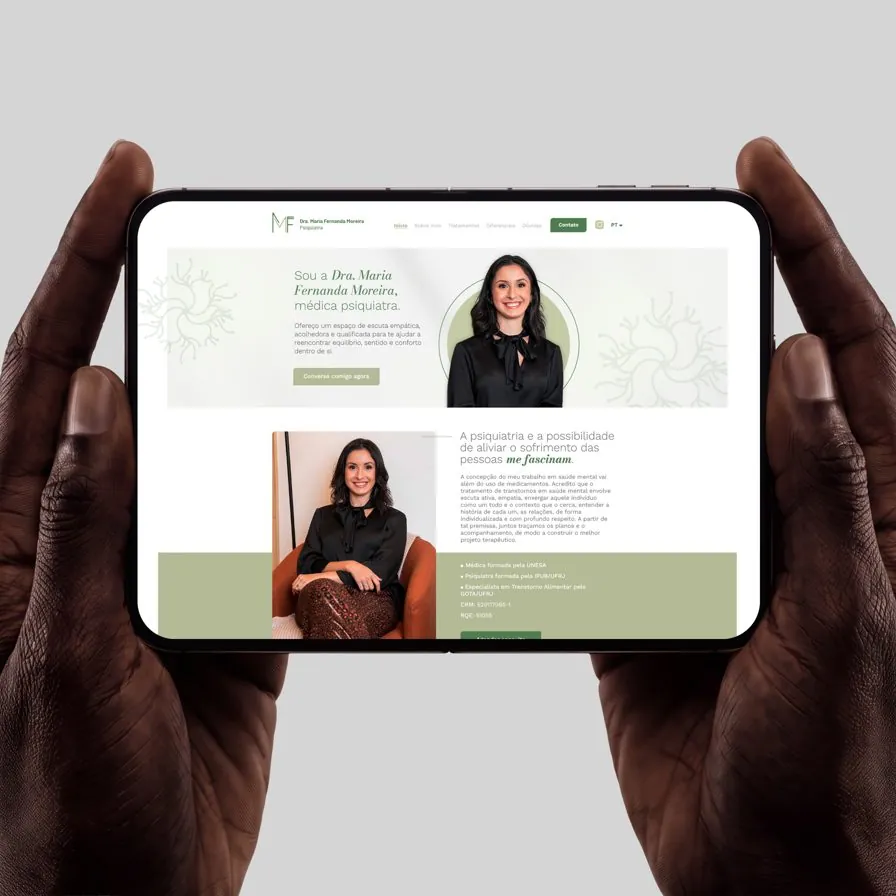 Site da Dra. Maria Fernanda Moreira aberto em um tablet