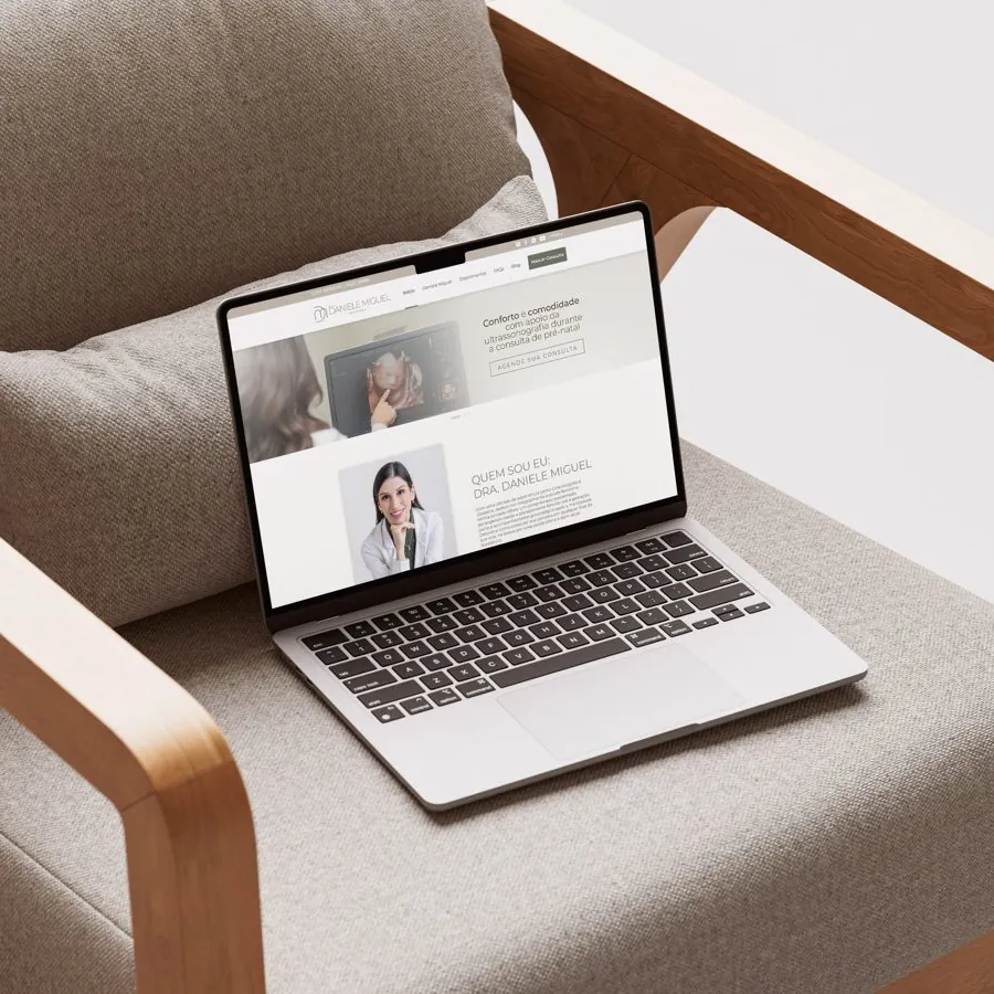 Site da Dra. Daniele Miguel aberto em um notebook