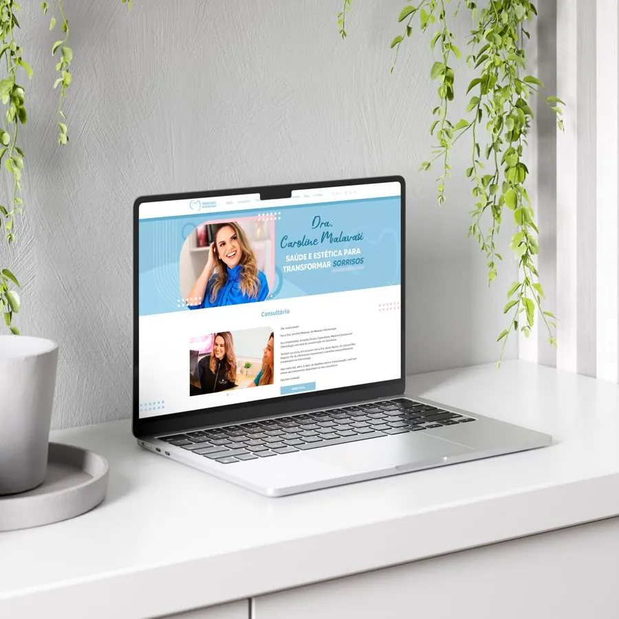 Site da Malavasi Odontologia aberto em um notebook