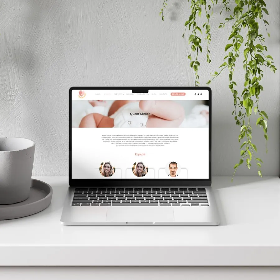 Site da Família Ninar aberto em um notebook